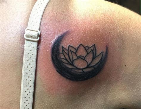 Kleiner Lotus Und Halbmond Tattoo Am Schulterblatt TattooMotive Net