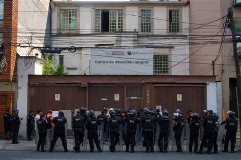 La Jornada Protestan forenses frente a CEAV para exigir búsqueda de