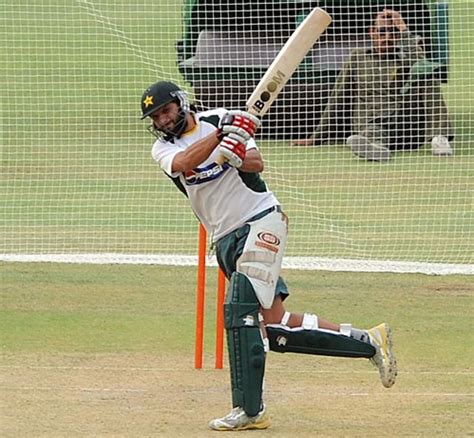 Shahid Afridi with a bat that says 'boom boom' | ESPNcricinfo.com