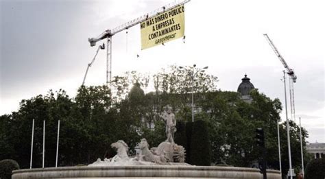 Escaladores De Greenpeace Despliegan Una Pancarta Junto Al Congreso