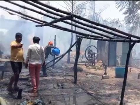 Household Items Burnt To Ashes Fire Brigade Controlled With The Help Of Villagers उन्नाव में