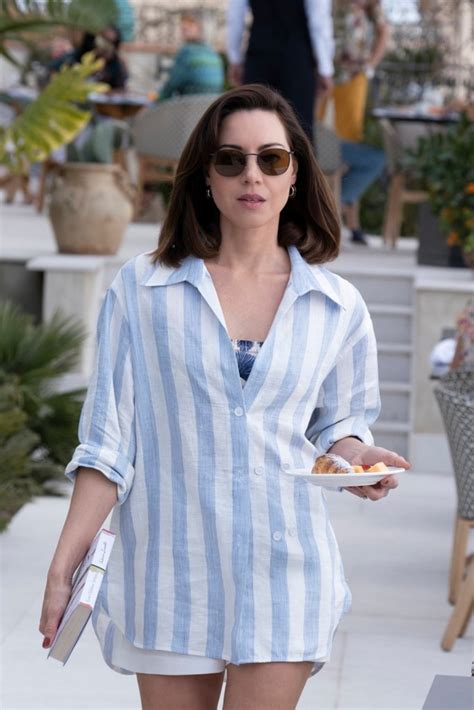 Re-Create The Best Aubrey Plaza White Lotus Outfits For Summer 2023