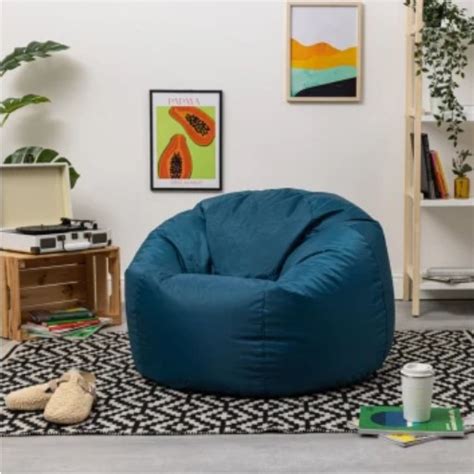 Pouf bleu canard 20 modèles tendance pour le salon