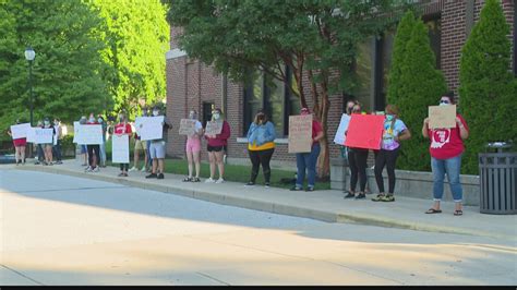 Hendricks County teachers, educators protest schools' start dates ...