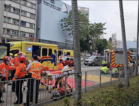 （多圖）馬頭涌道小巴與巴士相撞 逾10人傷 港聞 點新聞