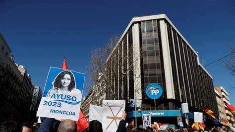 Miles De Manifestantes Gritan Todos Con Ayuso Casado Dimisi N