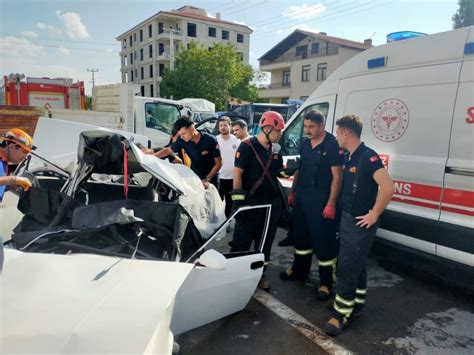 Aksaray da otomobilin park halindeki kamyona çarpması sonucu 2 kişi