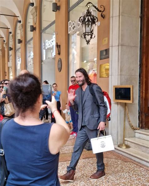 Fan Page On Instagram New Photos Of Keanu With Fans In Italy