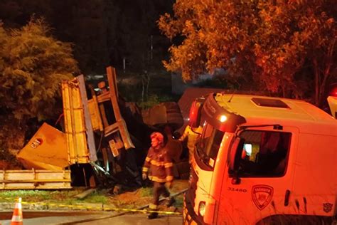 Caminhão grande gerador de energia perde freio e invade casa em