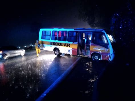 Ônibus escolar sai da pista e colide contra barranco na BR 282 em Xaxim