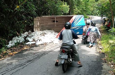 Tak Kuat Menanjak Truk Muatan Batu Kapur Terguling Di Tanjakan Cino Mati