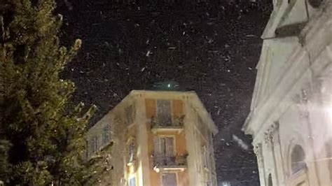 Neve Oggi A Genova Dove Sta Nevicando Situazione Treni Autostrade E