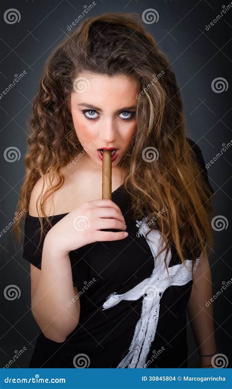 La Femme Fume Le Cigare Photo Stock Image Du Concept 30845804