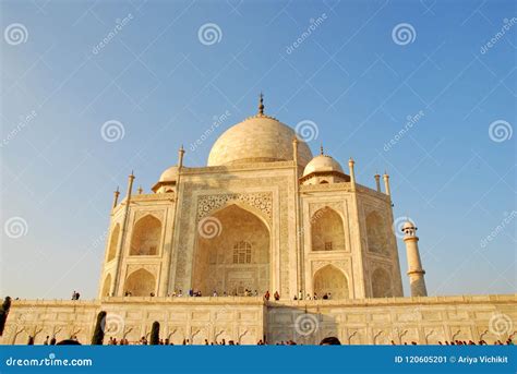 Taj Mahal En La Luz De La Salida Del Sol Agra La India Foto Editorial