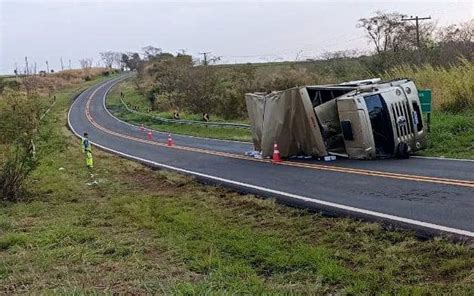 Caminh O Carregado Cerveja Tomba Na Rodovia Barrageiros Mil