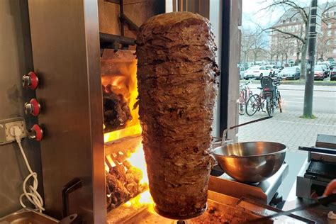 Strasbourg On A Test Le Kebab Cuit La Pierre De Lave Qui Fait Le