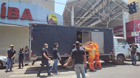 A O Da Prefeitura Retira Vendedores Ambulantes Do Centro Comercial De