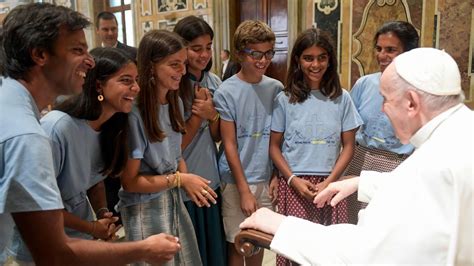 Vaticano Papa Recebeu Equipas Jovens De Nossa Senhora Apontando Jmj