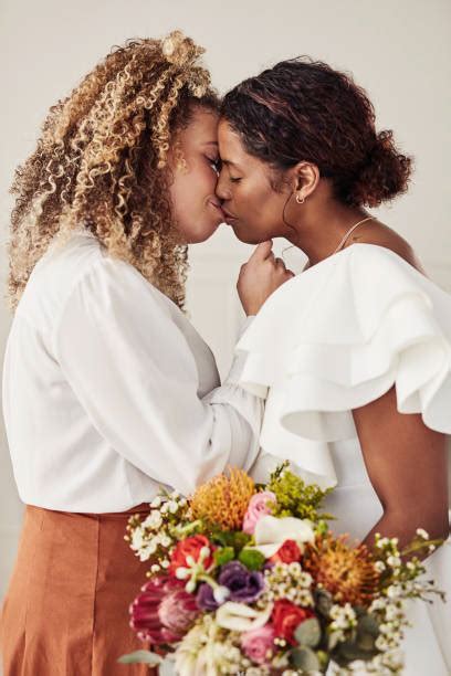 1 000 Interracial Lesbian Couple Kissing Fotografías De Stock Fotos E