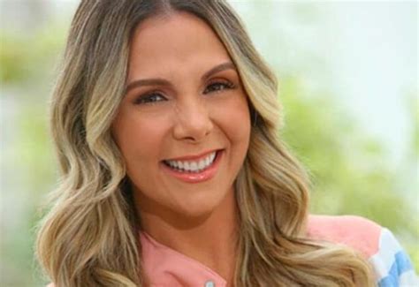 Carla Perez deixa bumbum à mostra ao posar de biquíni SBT TV SBT TV