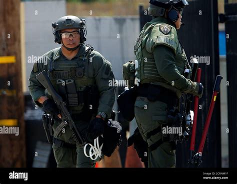 Police Officers A Swat Hi Res Stock Photography And Images Alamy