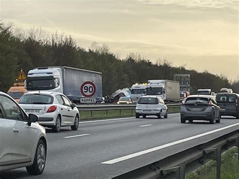 Un camion au fossé sur la rocade de Rennes a provoqué dimportants