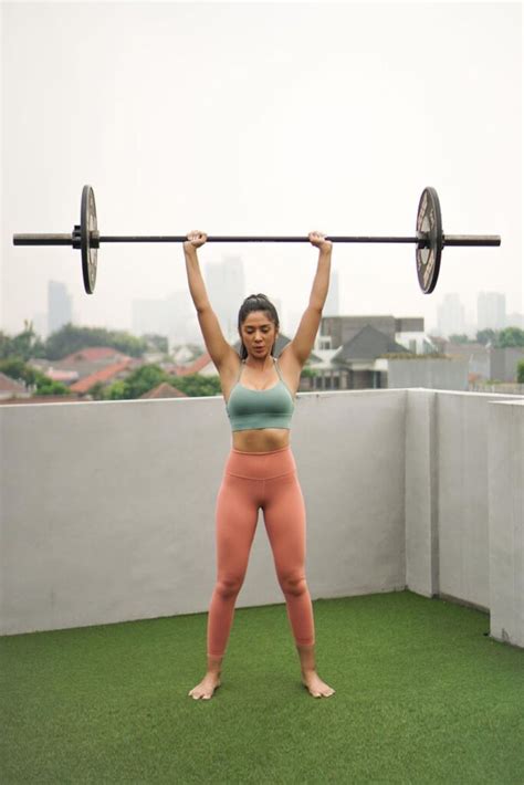 Galeri Foto Seksi Fanny Ghassani Work Out Dzargon