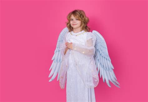 Saint Valentin Blond Enfant Mignon Avec Des Ailes D Ange Sur Un Fond De