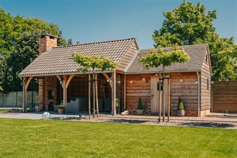 Eikenhouten Poolhouse Met Bourgondische Leipannen En Riet Hoog Design