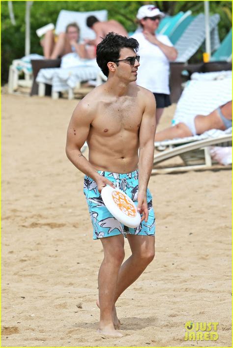 Joe Jonas Shirtless Beach Frisbee Player In Hawaii Photo 3023726 Joe Jonas Jonas Brothers