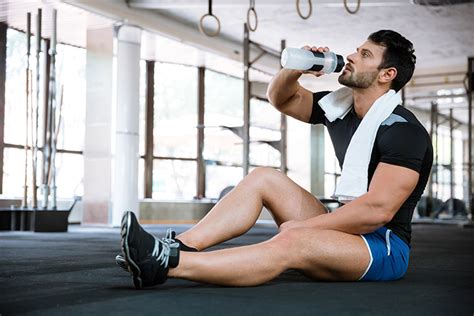 Hombre Haciendo Ejercicio Y Tomando Agua La Guía De Las Vitaminas