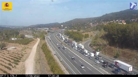 Sis quilòmetres de cues a la AP 7 a Martorell per un accident amb