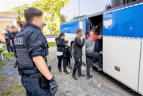 Nach Verfolgungsjagd Polizei fasst Schleuser mit 25 Flüchtlingen