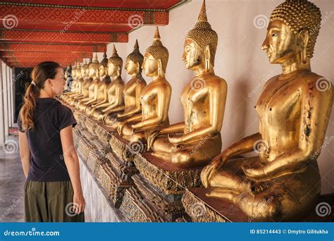 Turista Che Visita Al Tempio Buddista Di Wat Pho A Bangkok Immagine