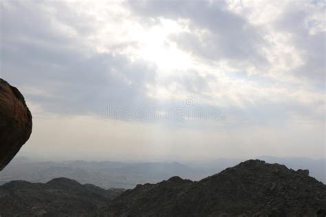 Cielo Nublado Azul Dram Tico Con Los Rayos Blancos Del Sol Que Se