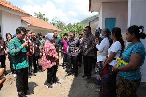 Mensos Risma Serahkan Unit Rumah Deret Bantu Warga Klungkung