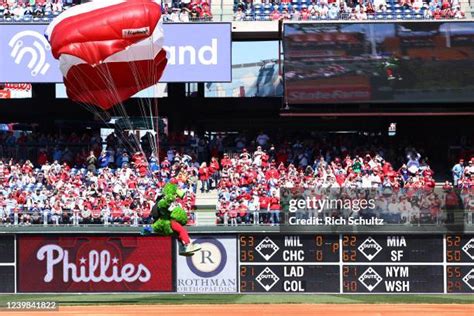 Philadelphia Phillies Phanatic Photos and Premium High Res Pictures - Getty Images