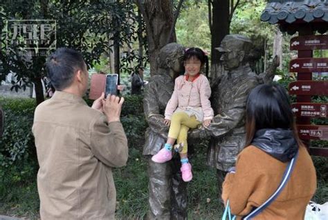 「熊孩子」故意打了女生肚子一拳，媽媽的做法讓眾人連連叫好 每日頭條