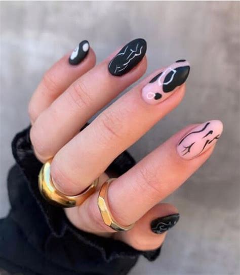 30+ Elegant Black Nails For 2021 - The Glossychic