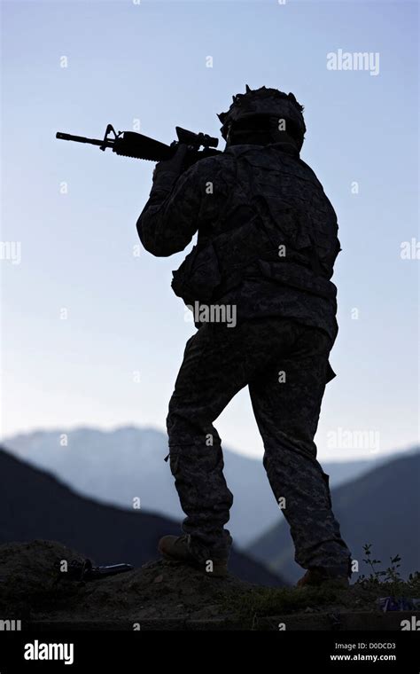 Us Army Soldier Aiming His Weapon At Sunrise Stock Photo Alamy