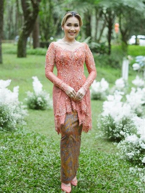 10 Inspirasi Model Kebaya Modern Ala Artis Indonesia Nikita Willy