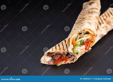 Bocadillo De Shawarma Rollo Fresco Del Lavash Fino O Pan Pita Llenado De La Carne Asada A La