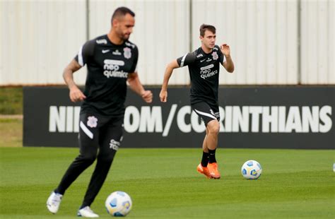 Piton no treino de reapresentação do Corinthians no CT Joaquim Grava