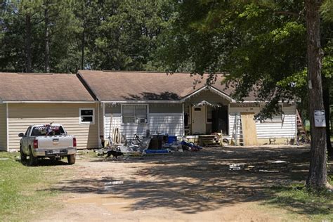 Zero Leads In Manhunt For Texas Gunman Accused Of Killing 5 Neighbors