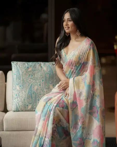 Srushti Dange Hot Pics And Photo In Saree