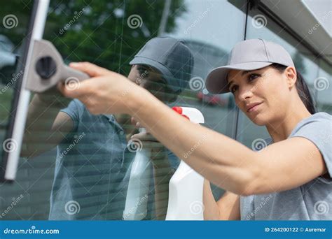 Jovem Linda Mulher Que Lava Janelas Foto De Stock Imagem De Frasco