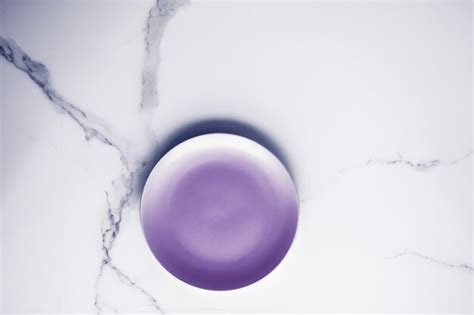 Prato vazio roxo na decoração de talheres de fundo de mesa de mármore