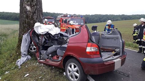 Hassberge Lebensgefährlich verletzt 58 Jährige prallt mit Auto gegen