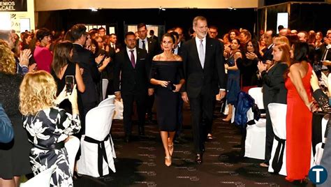 Hombros Al Descubierto Y Vestido Azul La Reina Letizia Deslumbra Con