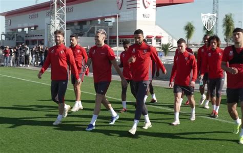 El Sevilla Se Ejercita Con Ocampos Y Nianzou Pero Sin Kike Salas Que